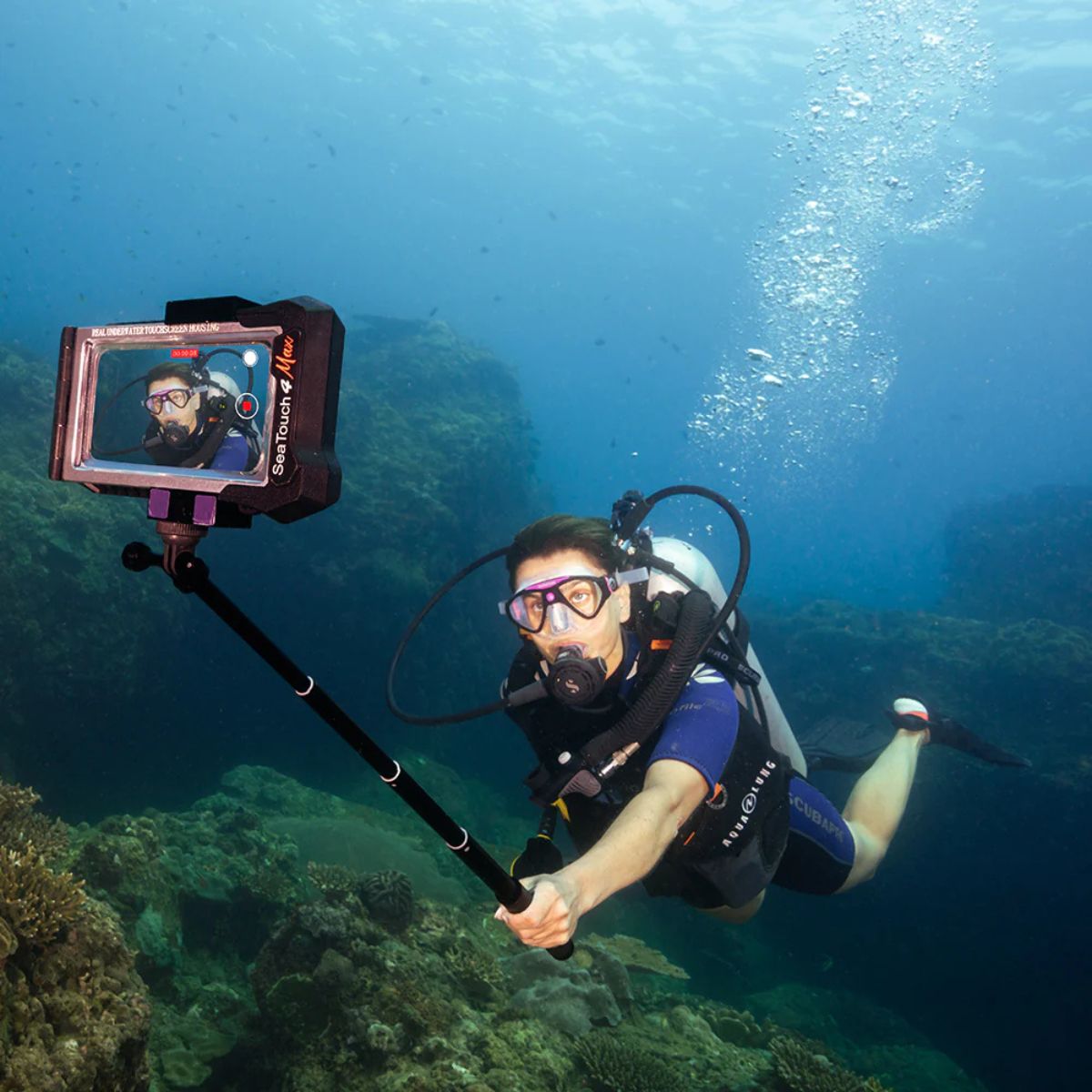 Puedes extender el selfie stick y acercarlo al objeto sin necesidad de estar cerca.